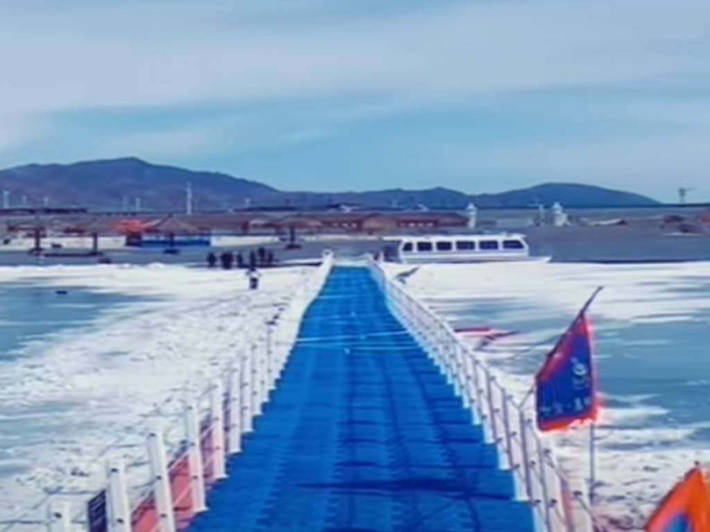 arctic-floating-bridge-30c -30°C operational floating bridge in Arctic with ice-cutting bow designs