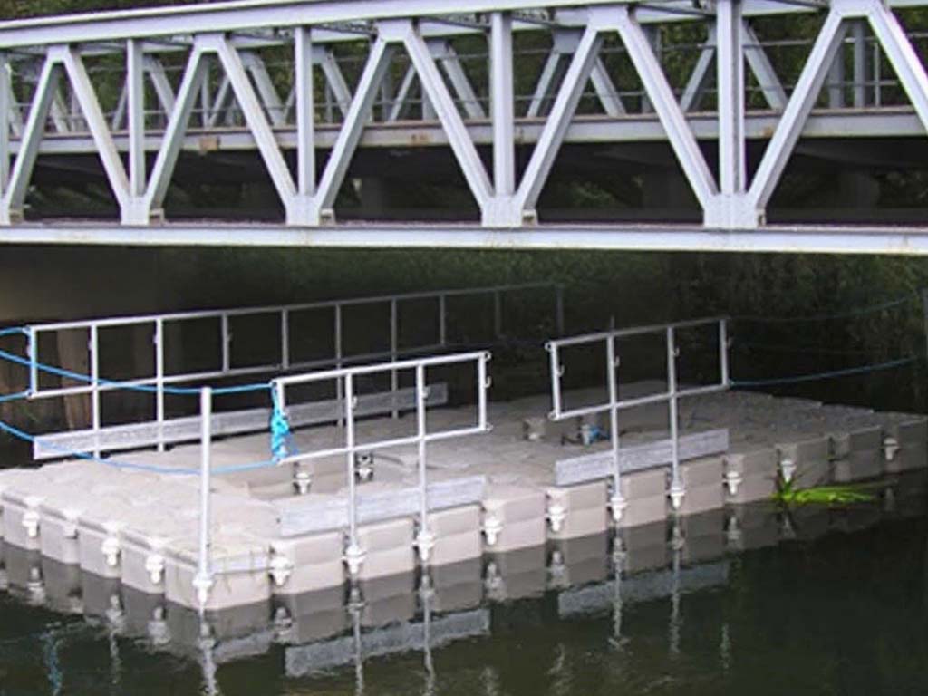 bridge-pier-construction-platform Floating work platform supporting pile driving equipment for river bridge construction