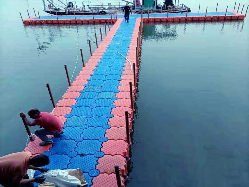 dredging-support-work-platform Heavy-duty floating platform for dredge pipe support with 360° access walkways