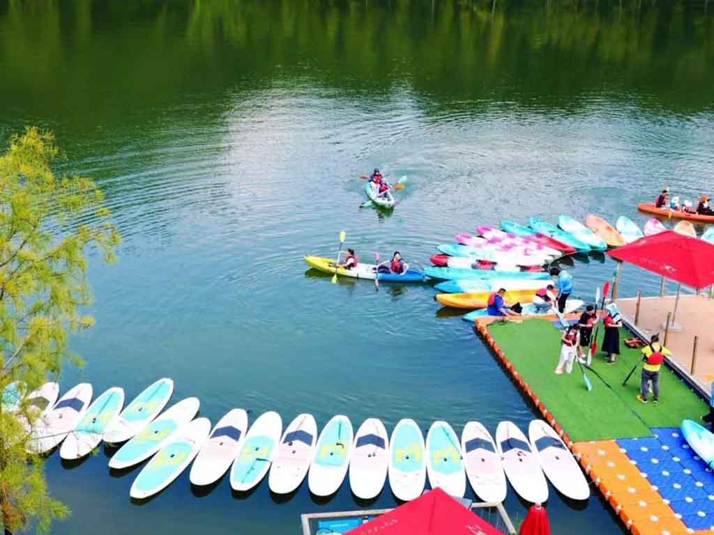 kayak-dock-ice-uv-durability HDPE modular kayak dock with UV resistance certification