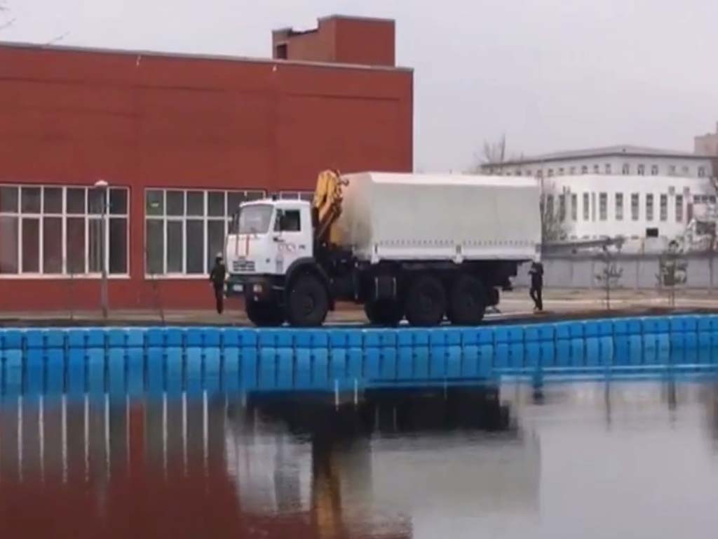 military-vehicles-flood-crossing-pontoon-bridge Armored vehicles crossing 100-ton capacity floating pontoon bridge during flood disaster, deployed in 72 hours with modular HDPE pontoons