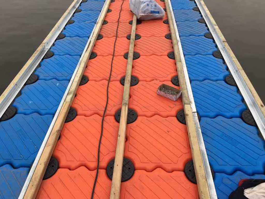 non-slip-floating-surface certified anti-slip deck texture tested in wet/oil conditions