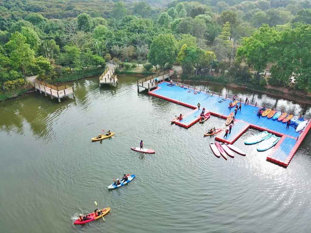 portable-kayak-dock-backyard-lake-installation Foldable floating kayak dock installed in 30 minutes on residential lake with kayak and paddle storage