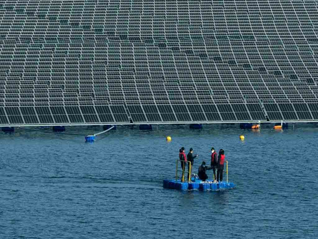 reservoir-evaporation-reduction-graph 70% evaporation reduction measured under floating solar arrays at China reservoir