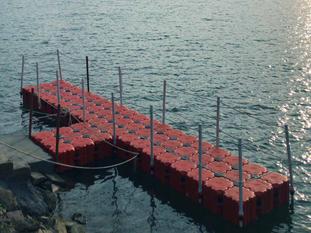 residential-floating-jetty-lake Modular floating jetty for lakeside home with anti-slip deck and kayak ramp