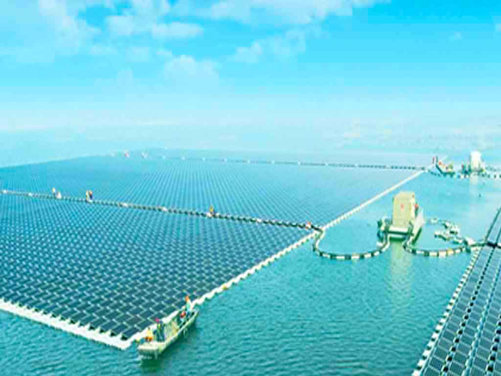 solar-farm-vs-farmland-comparison 1MW floating solar installation saving 5 acres of farmland versus ground-mounted systems
