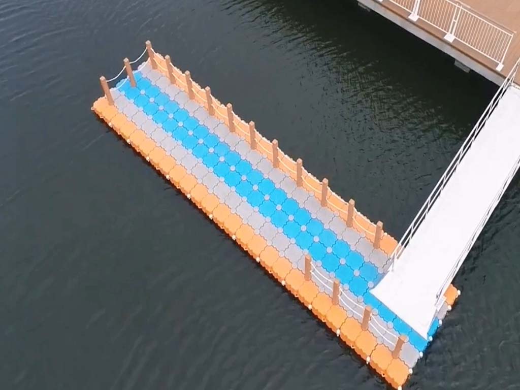 tidal-adjustment-walkway-system Floating walkway automatically adjusting to 4m tide changes with articulated connectors