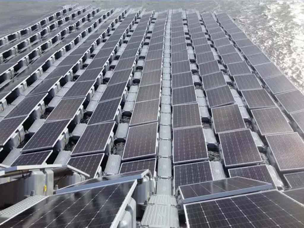 water-cooled-floating-solar-farm Reservoir-based floating solar panel array demonstrating 15% energy boost through natural water cooling technology