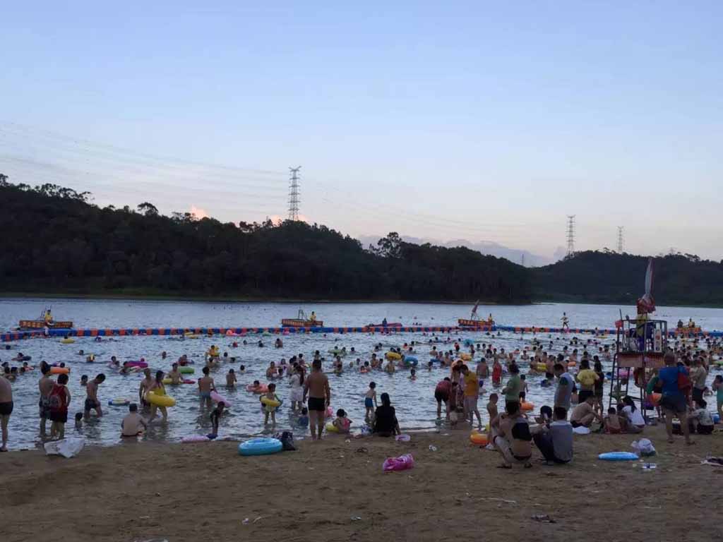 water-part-event-platform Modular floating stage hosting live music festival with crowd of 500+ attendees