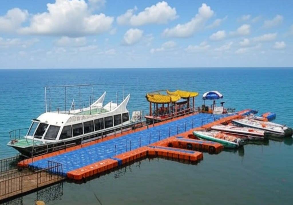 Commercial Marina Dock Built with HDPE Floating Blocks