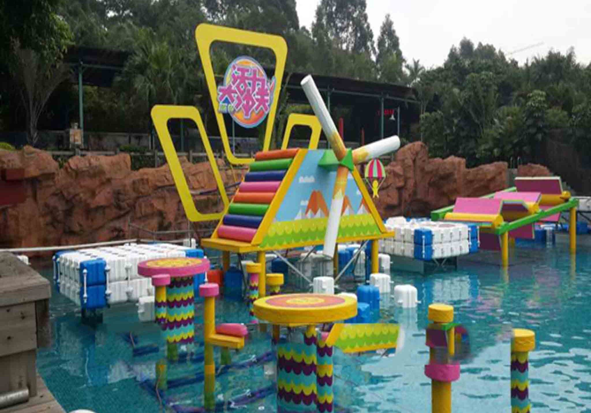 Modular Floating Pontoon with Lounge Slots & Umbrella Mounts for Resorts